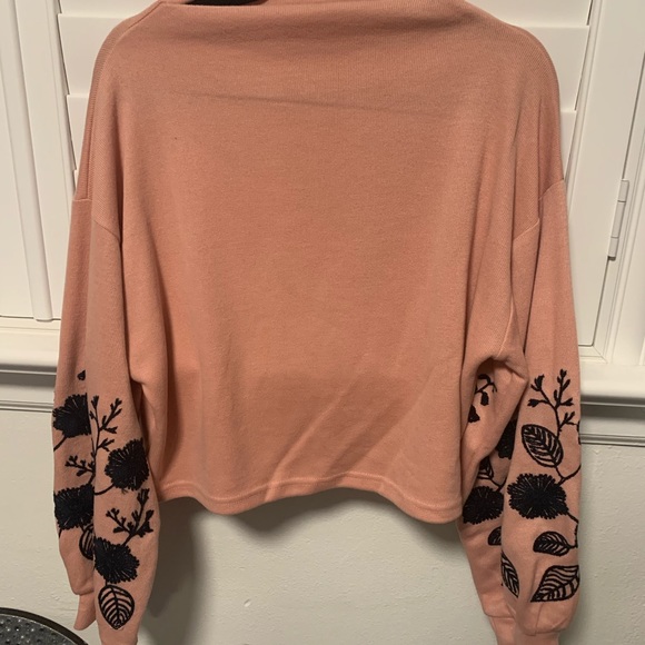 Embroidered blush boat neck crop sweater - Picture 2 of 3